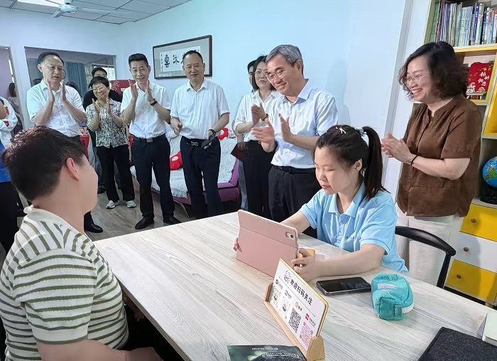 安慶市政協(xié)主席花家紅走訪慰問(wèn)沐陽(yáng)之家